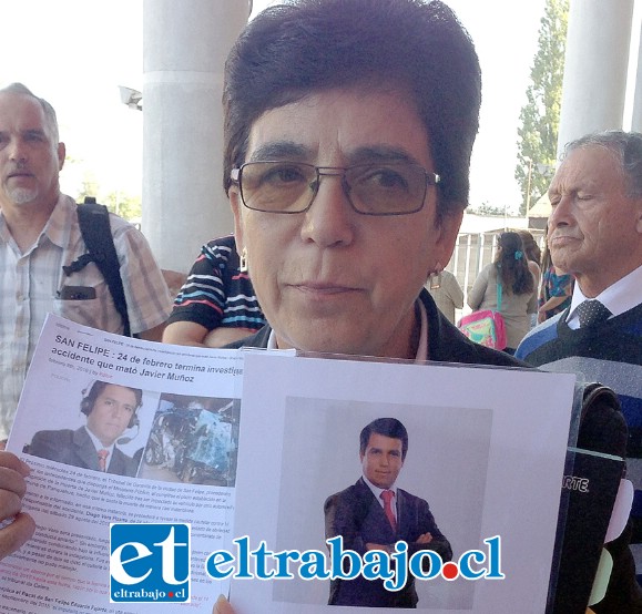 Nancy Delgado sosteniendo una foto de su hijo a la salida del Tribunal de San Felipe, luego del juicio contra el conductor del vehículo que impactó con el de Javier.