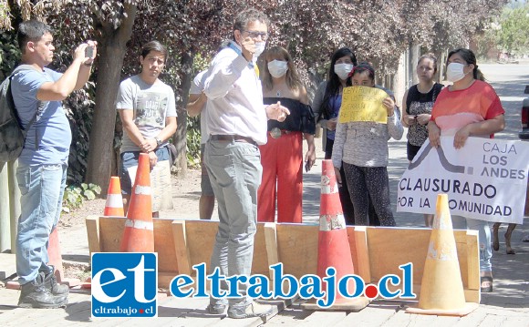 LA NEGOCIACIÓN.- El administrador del lugar habló con los vecinos y al final anunció el cierre inmediato del lugar, agregando también que los doce turistas saldrán del lugar.