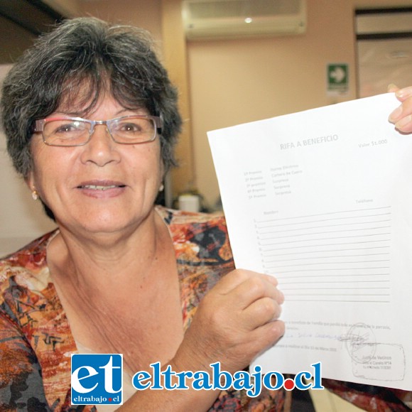 A LUKA EL NÚMERO.- La vecina Patricia Soto es quien está haciendo esta Rifa Solidaria a beneficio de ‘Janito’ Silva.