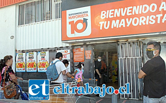 MUCHO MOVIMIENTO.- En Mayorista 10 la entrada estuvo controlada por un vigilante, quien en todo momento coordinó con los clientes su ingreso y egreso al supermercado. Aquí nos aseguraron que no había arroz, pero que llegaría en el curso del día.