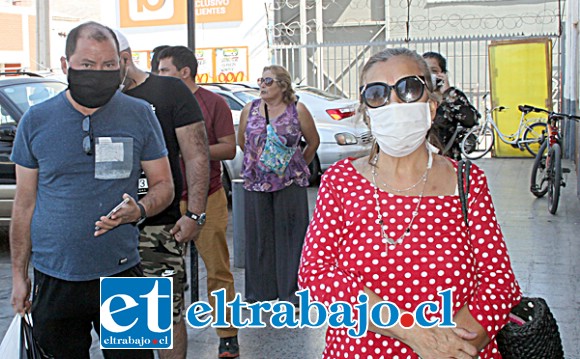 ORDEN Y PACIENCIA.- Las personas esperaron con paciencia, y a una distancia de un metro entre cada uno.