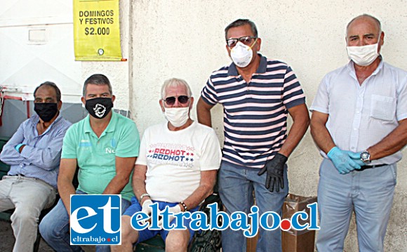 CASI SIN PEGA.- Ellos son colectiveros a la espera de clientes, aseguran que ha bajado mucho la demanda de sus servicios en Mayorista 10.