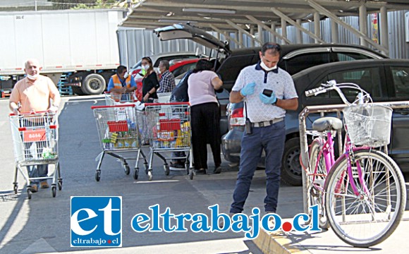 APENAS LO JUSTO.- En Acuenta también se mantiene una compra regular, los estacionamientos están a medio cupo.