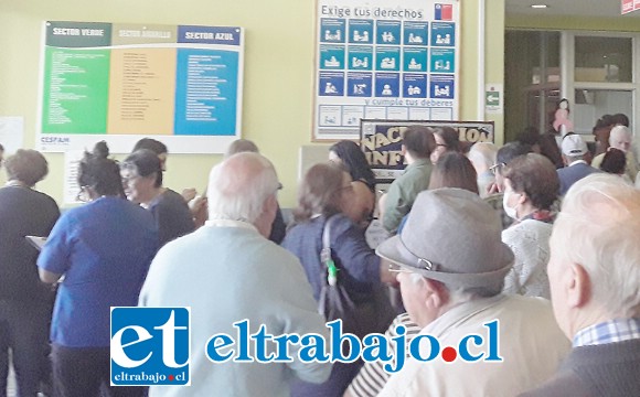 Numerosos adultos mayores esperaban su turno para vacunarse contra la Influenza.