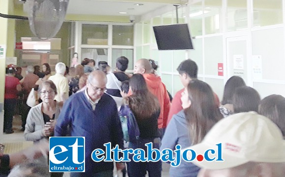 Gran aglomeración se vio ayer al interior del consultorio de Cajales.