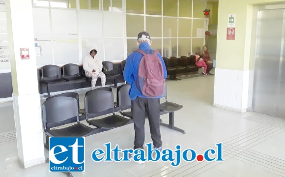 Completamente despejado se encontraba ayer el hall de entrada en el Cesfam de Cajales, contrario al día anterior donde había gran cantidad de personas como lo expusimos en nuestra edición de ayer.