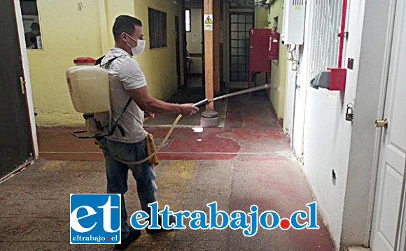 La sanitización al interior de los recintos penales también se ha vuelto una medida necesaria, tal como se realizó en el CET de Putaendo.