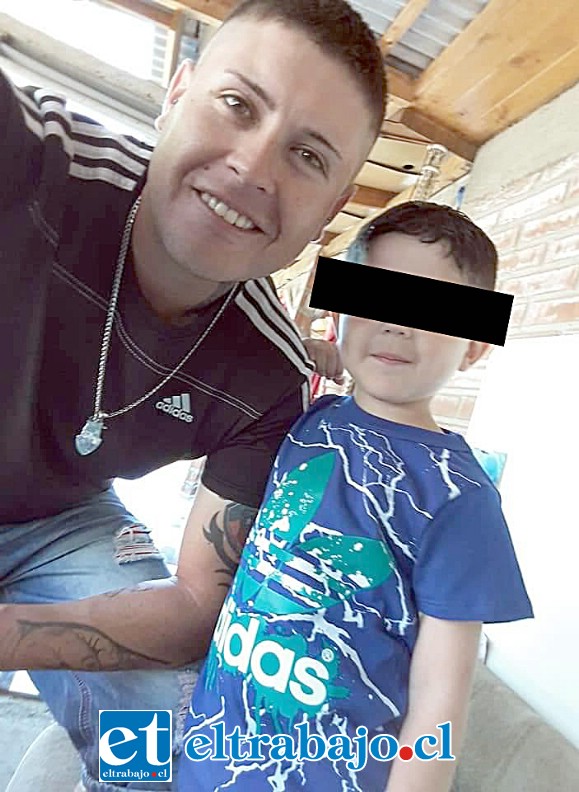 Acá vemos a Álvaro Soto junto a su hijo de seis años disfrutando juntos.