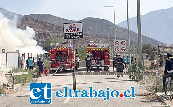 La mediagua resultó totalmente destruida por las llamas que en solo minutos arrasaron con la vivienda de material ligero.