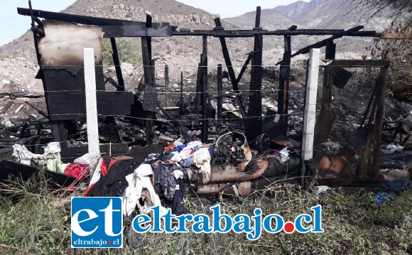Personal de Bomberos acudió a controlar el siniestro, no obstante debido al material de la vivienda, a su llegada ya estaba totalmente envuelta en llamas.