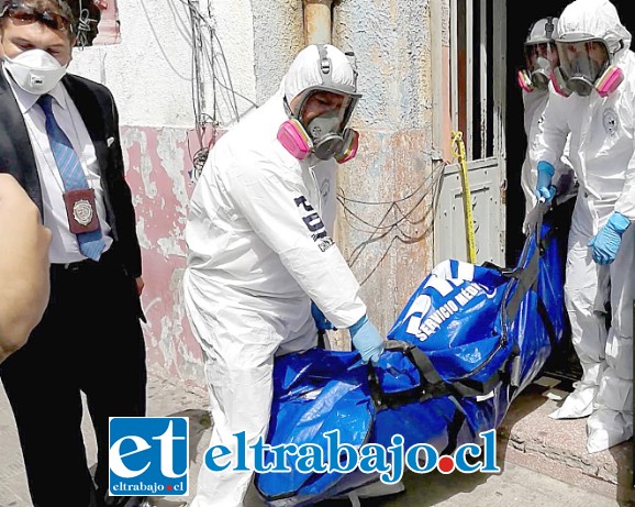 Personal del SML retirando el cuerpo de Susana Sanhueza Aravena, encontrado en el archivero municipal ubicado en Prat.