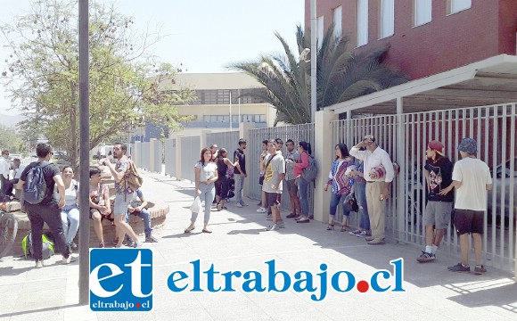 Un grupo de personas esperaba en las afueras del Tribunal de Garantía de San Felipe a los detenidos, quienes quedaron en libertad al ser declarada ilegal la detención.