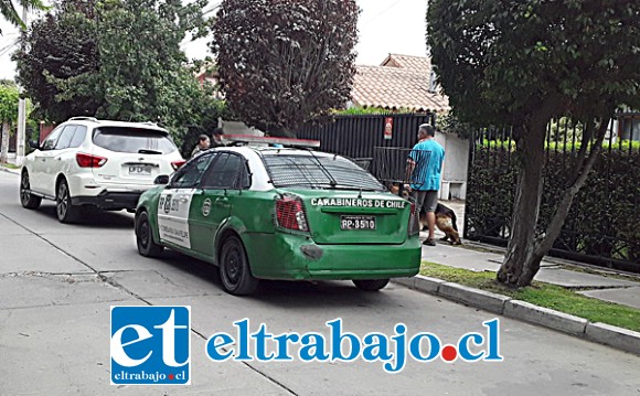 Carabineros en el frontis del inmueble del abogado Eduardo Herrera.