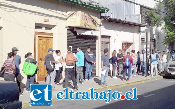 Personas despedidas haciendo fila ayer en la mañana para iniciar el trámite del cobro del seguro de cesantía.