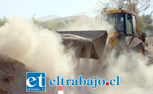 EN TERRENO.- El alcalde Patricio Freire y el Secpla Claudio Paredes visitaron las obras ya en desarrollo de construcción del anhelado alcantarillado.