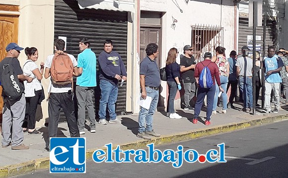 Personas despedidas haciendo fila ayer en la mañana para iniciar el trámite del cobro del seguro de cesantía.