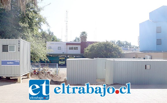 Los pacientes con síntomas respiratorios o sospechosos de coronavirus ingresarán por la entada de visitas, a un costado del ingreso de los autos al estacionamiento, en donde se instaló todo lo necesario para su atención, como oficinas, baños y salas de espera.