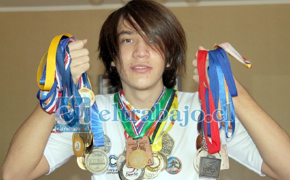 ABRIENDO SU CAMINO.- El joven Abner Vidal muestra a Diario El Trabajo sus muchas medallas ganadas en atletismo, disciplina deportiva que le ayuda a superar las consecuencias del Asperger.