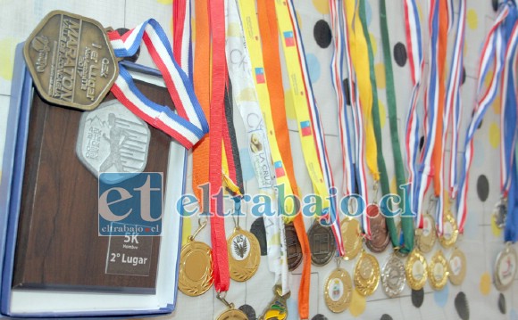 SU PALMARÉS.- Estas son algunas de sus medallas dignamente ganadas en estos años de correr en el Aconcagua Runners, a la vez ha logrado mejorías para su salud emocional.