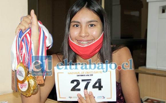 LA CHICA DE ORO.- La joven atleta sanfelipeña visitó nuestra Sala de Redacción para compartir con nuestros lectores su quehacer deportivo ahora en cuarentena.