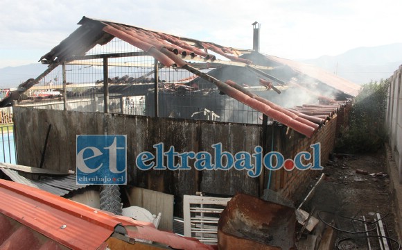 Así quedó esta bodega tras el incendio, de no haber sido detenido el fuego el resto de la vivienda también hoy estuviera destruida.