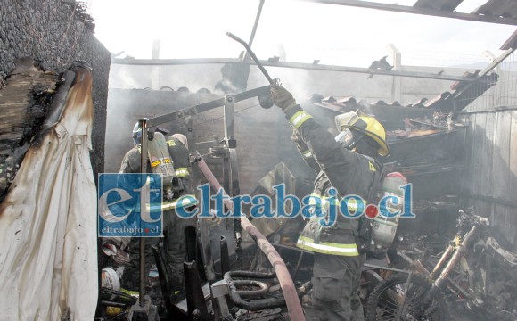 MISIÓN CUMPLIDA.- Los Caballeros del Fuego controlaron finalmente la situación, la ayuda primaria fue brindada por los mismos vecinos del lugar.