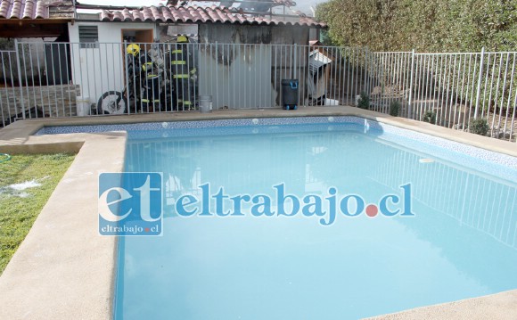 BENDITA PISCINA.- De esta piscina los vecinos sacaron agua para enfrentar las llamas.