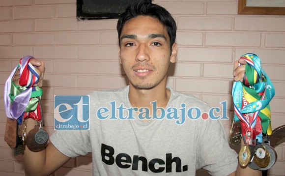 LA COSECHA.- Aquí nos muestra sus medallaje general obtenido en tan sólo dos años, Ortiz sigue esperando el regreso a la Apertura para seguir corriendo.