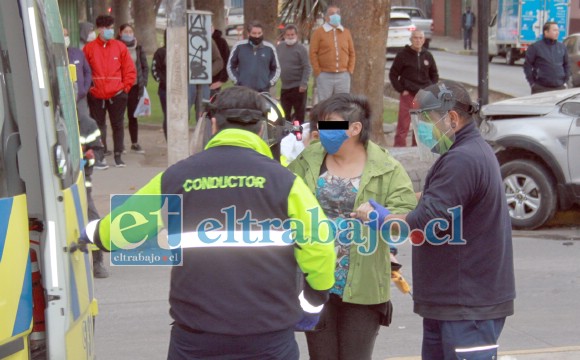 GOLPES Y EL SUSTO DE SU VIDA.- Esta mujer, de quien se presume conducía el auto plateado, caminó por sus propios medios hasta la unidad móvil del SAMU para ser atendida.