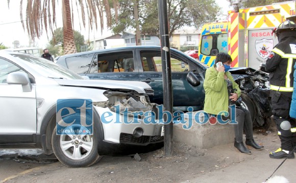 DAÑOS MATERIALES.- Al parecer la misma conductora tuvo tiempo para llamar a su familia y le acompañaran en este incómodo momento.