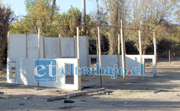 INSTALAN MEDIA AGUA.- Esta es una de las media agua que los gitanos tienen a medio instalar, cuando visitamos el lugar una de las gitanas mencionó que ya las personas que la estaban instalando se habían ido del lugar, y que hoy lunes serían quitadas del lugar.