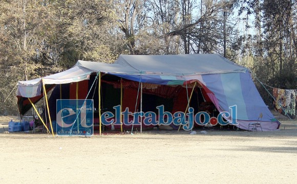 DE NUEVO EL PROBLEMA.- Esta es una de las carpas de los gitanos, al momento de visitar el lugar estaban pocos de ellos.