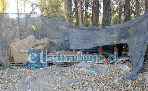 OTRO PROBLEMA.- Aquí vemos uno de los lugares que los delincuentes y viciosos locales usan para sus carretes al lado de la cancha del Club Juventud La Troya.