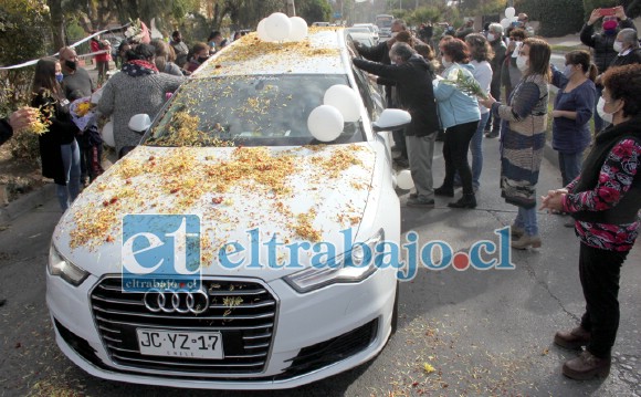 AYER FUE DESPEDIDO.- Flores, pañuelos blancos, aplausos, llanto y dolor fue lo ofrecido al querido Lolo Vergara por sus vecinos, exalumnos y amigos.