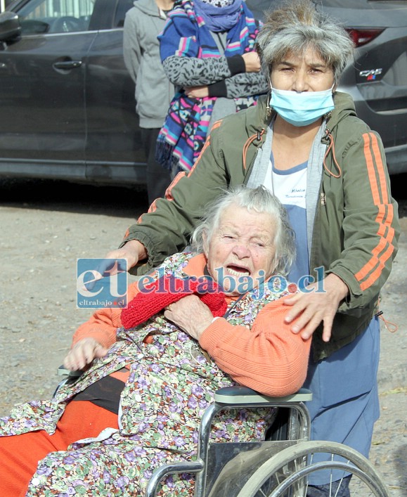 AMADO POR SIEMPRE.- Doña Enriqueta, una vecina y amiga de Lorenzo, no soportó la angustia y estalló en llanto cuando llegó la carroza.