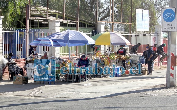 ¿QUIÉN RESPONDERÁ?- Así lucía ayer este mercadillo de los haitianos, a nivel municipal no pudimos conocer si tienen o no permiso para funcionar, y tampoco quién los supervisa a nivel sanitario.