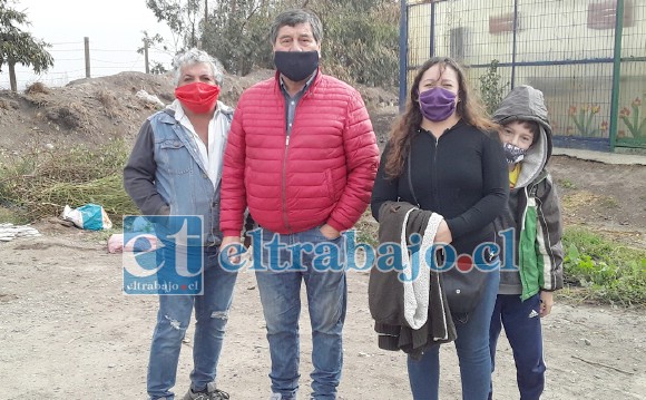 Acá vemos al presidente de la línea 4 de San Felipe junto a la directiva de la Villa Juan Pablo Segundo, una vez terminada la desinfección.
