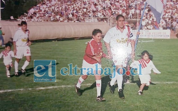 Héctor Roco entrando al campo de juego del Municipal en el partido final del año 2000.
