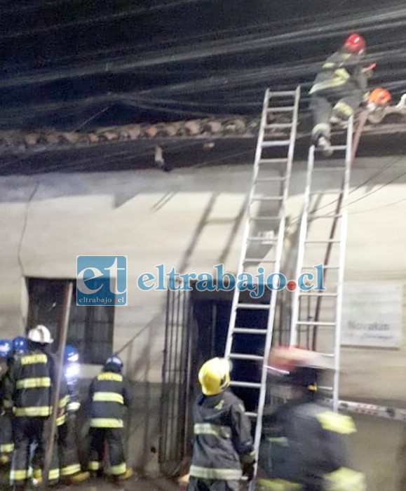 Personal de Bomberos trabajando en extinguir el incendio en calle Navarro de San Felipe.