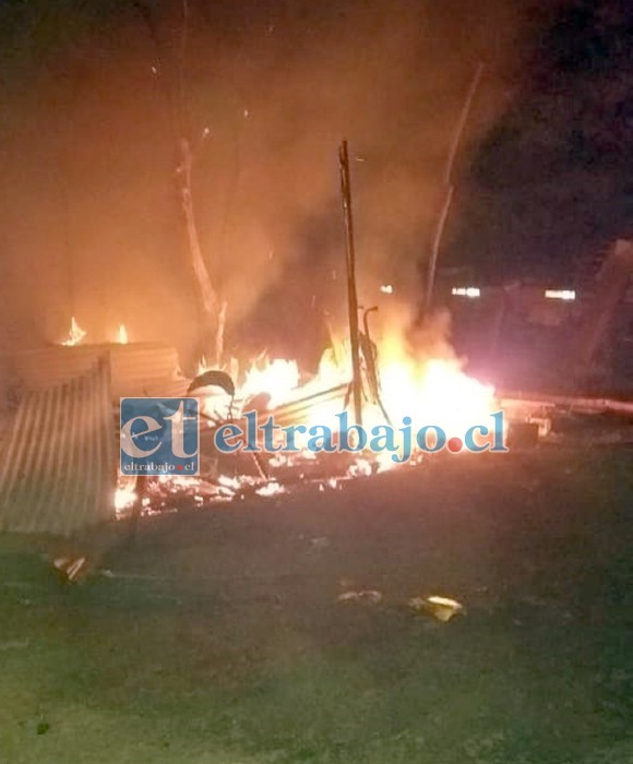 Totalmente destruida por el fuego resultó una vivienda de material ligero en La Troya.