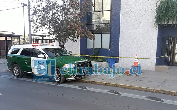 El cuerpo cubierto con una lona de color azul en el edificio del IST de San Felipe.