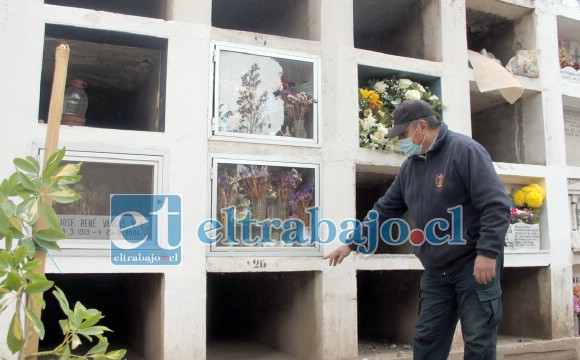 NICHOS COVID.- Miguel Ávila Cruz, del Cementerio Municipal de San Felipe nos muestra los nichos provisorios de fallecidos por Covid en la noche.