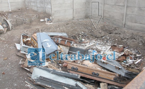 ALISTARÁN ESTAS FOSAS.- Las flechas indican las fosas que esta semana serán limpiadas para eventuales sepultaciones masivas si fuera necesario.