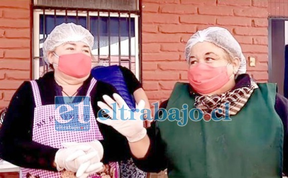 FUERZA CHIQUILLAS.- Aquí vemos a las Hermanas Videla Silva, en plenas labores en su Comedor Solidario de Población El Esfuerzo.