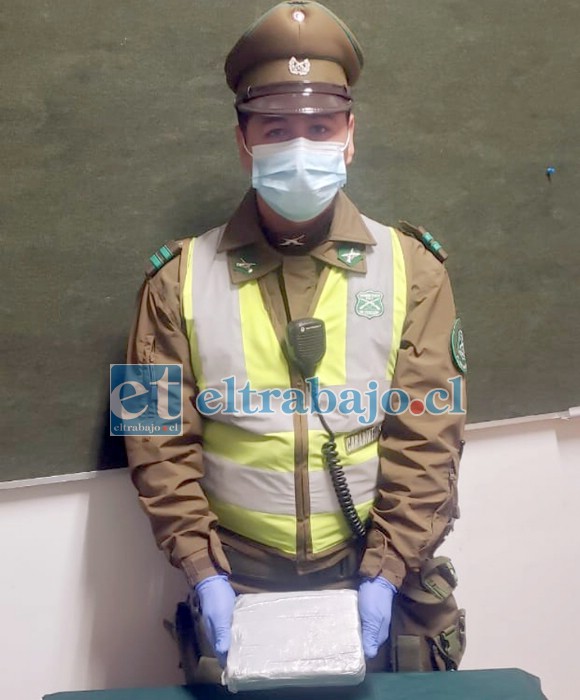 El cabo 1° Franco Pérez muestra a Diario El Trabajo la droga de alta pureza incautada la noche de este martes en un retén en Llay Llay.