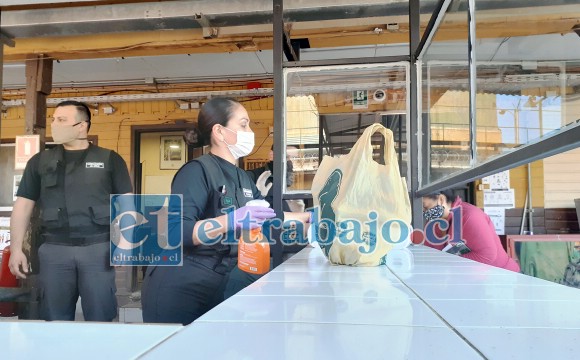 Gendarmería implementó un minucioso protocolo de sanitización de los artículos destinados a los internos, el que implica el uso de guantes y mascarillas por parte de los gendarmes encargados de la limpieza y revisión de los productos.