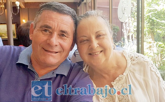 "María Angélica y su marido Joaquín, una tarde de verano en tradicional restaurant de San Felipe".