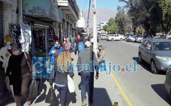 Gran cantidad de personas se pudo apreciar ayer en el centro de San Felipe tras el paso de Cuarentena a Transición.