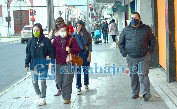¿VIENE EL REBROTE?.- Con mucha ansiedad y dispuestos a sacarle el máximo provecho al desconfinamiento, este miércoles miles de sanfelipeños salieron de sus hogares para ponerse al día en cuanto a compras de todo lo que se vende en nuestra ciudad. Esta gráfica fue captada por las cámaras de Diario El Trabajo después de las 18:00 horas en calle Coimas, aún a esa hora cientos de personas circulaban haciendo sus compras. (Roberto González Short) ¿VIENE EL REBROTE?.- Con mucha ansiedad y dispuestos a sacarle el máximo provecho al desconfinamiento, este miércoles miles de sanfelipeños salieron de sus hogares para ponerse al día en cuanto a compras de todo lo que se vende en nuestra ciudad. Esta gráfica fue captada por las cámaras de Diario El Trabajo después de las 18:00 horas en calle Coimas, aún a esa hora cientos de personas circulaban haciendo sus compras. (Roberto González Short)