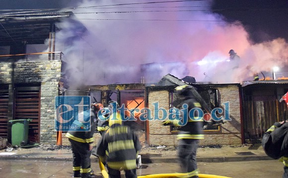 Los incidentes culminaron con el incendio de cuatro viviendas en la Villa 250 Años, además de serios disturbios que se prolongaron durante la noche del domingo y madrugada del lunes.